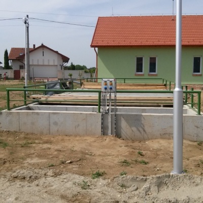 Vízkezelő épület és a dekantáló medence a központi telepen